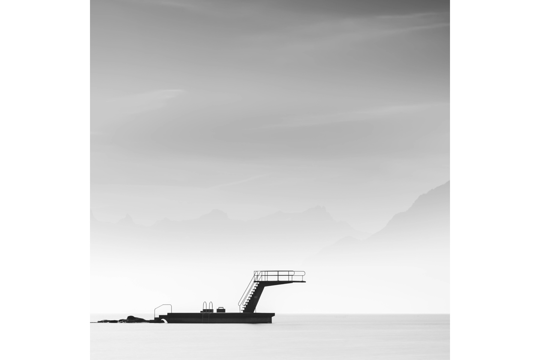 Le plongeoir de Lutry : minimalisme en noir et blanc sur le Léman